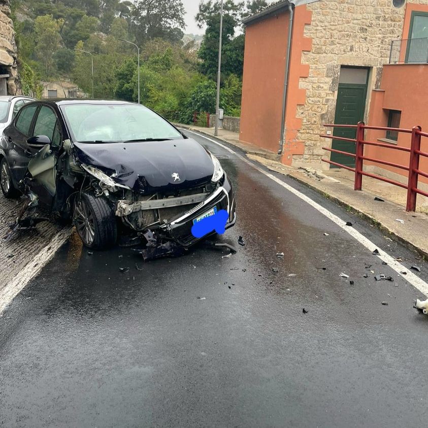 Incidente stradale autonomo in via Nazionale, auto quasi distrutta, illeso il giovane alla guida