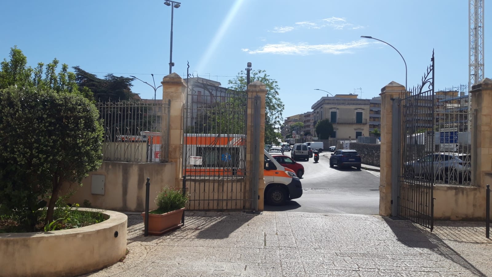 Modica: anziano investito da un’auto in Piazza Libertà, soccorso e trasferito in ospedale in ambulanza