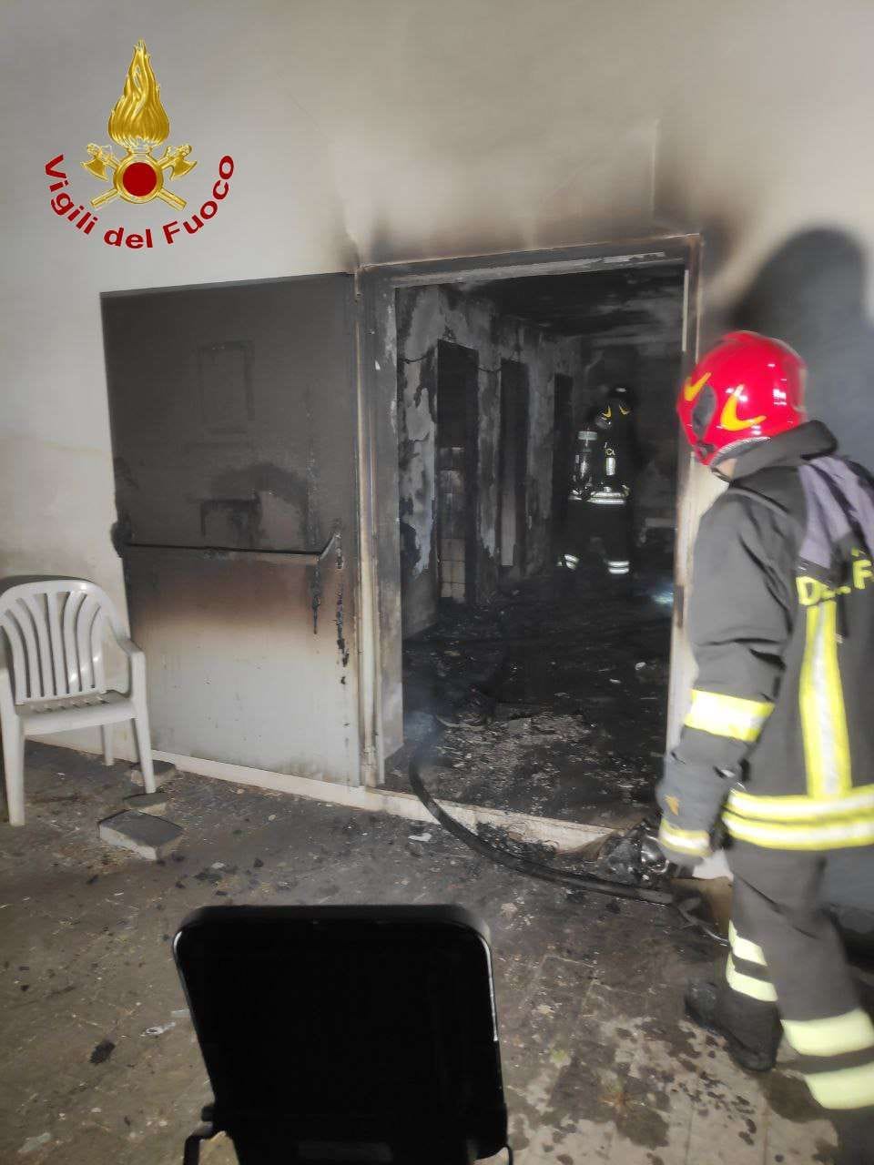 Chiaramonte: incendio in una azienda di contrada Piano dell’acqua, intervengono i vigili del fuoco, inagibili alcuni locali