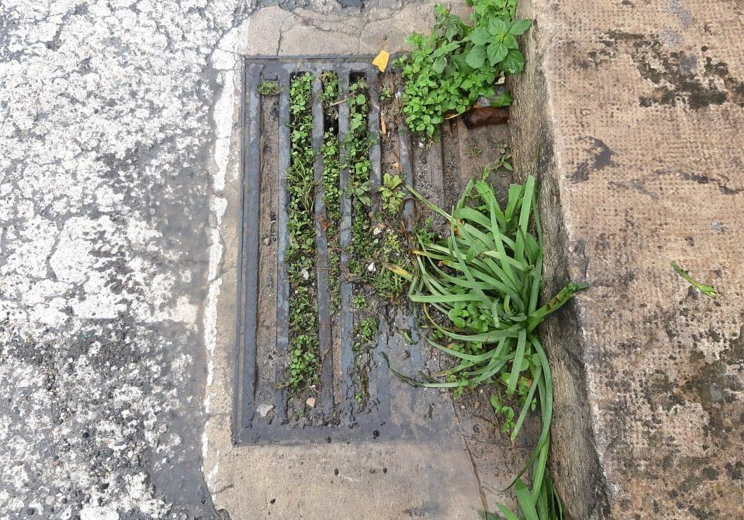 Modica: tombini intasati o chiusi: succede in Corso Umberto. Incuria o carenza di manutenzione?