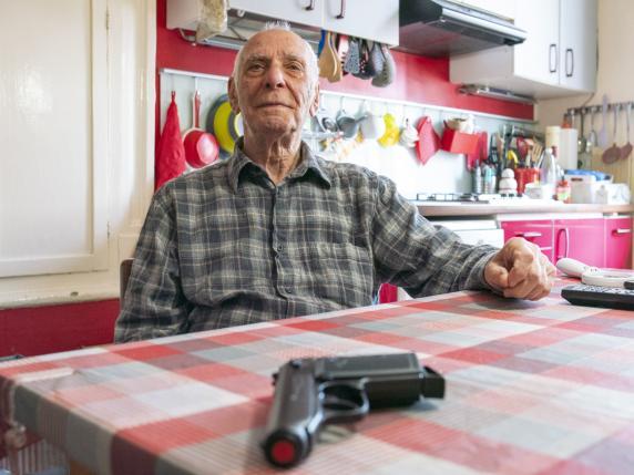 Sciclitano di 94 anni ha salvato la vicina da uno stupro a Milano: ha puntato la sua scacciacani