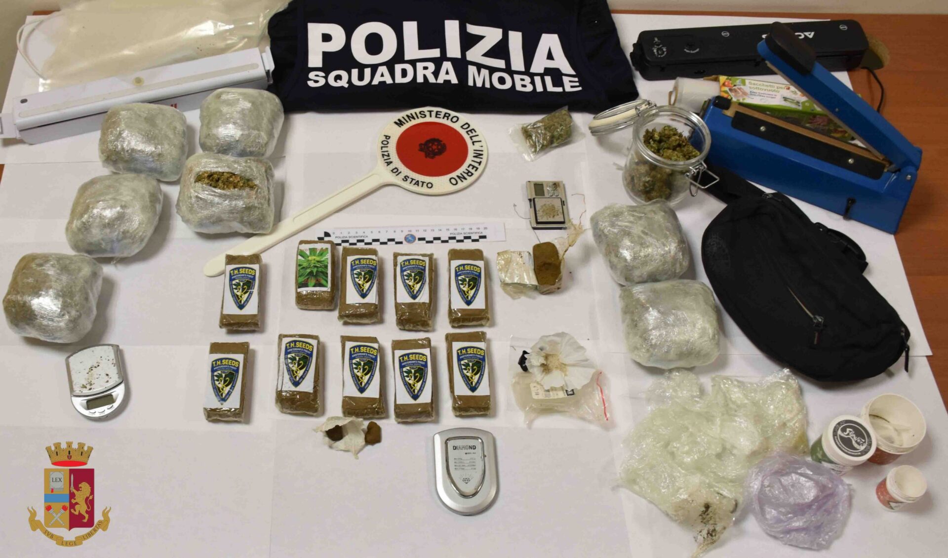 Trovato in casa con due chilogrammi di droga, a Scoglitti in manette un quarantanovenne