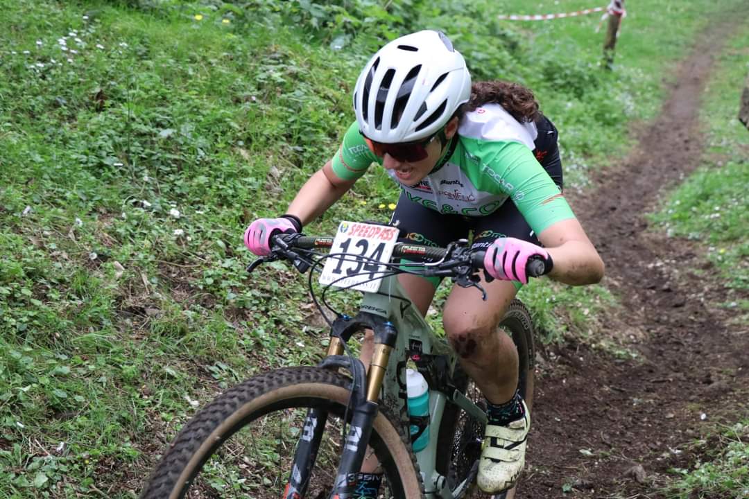 Alessia Micieli della Naturosa Bike & Co. Ragusa con grinta alla Coppa Italia Xco giovanile di Torino