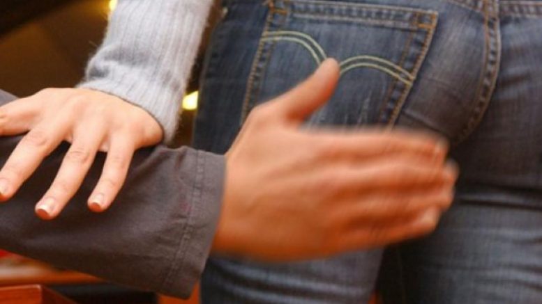 Palpeggiò due studentesse e ne abbracciò una terza, condannato un ex bidello di una scuola iblea