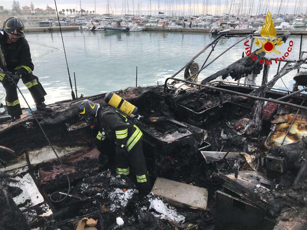 Catamarano va a fuoco a Marina di Ragusa: danni ingenti, salvi tutti gli occupanti