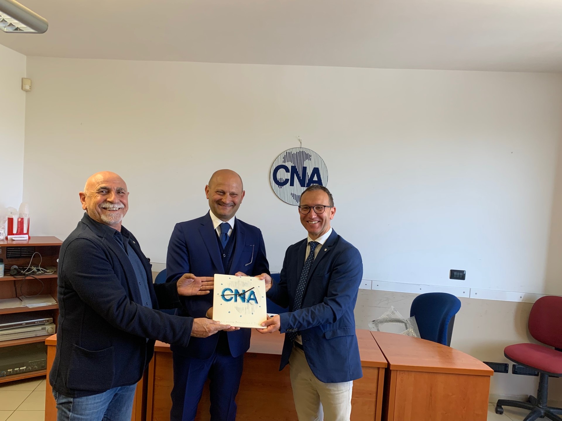 Il nuovo Questore di Ragusa Trombadore in visita di cortesia alla Cna, riceve un orologio