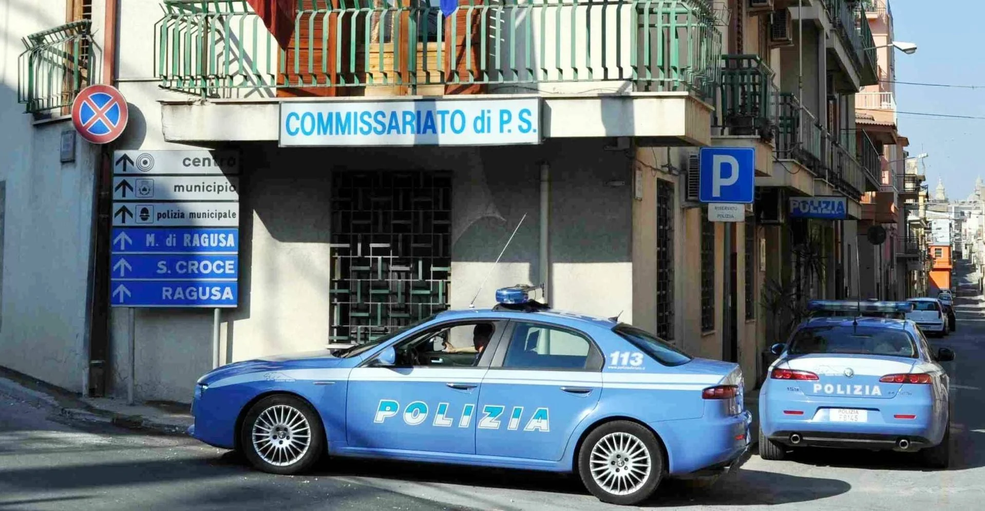 Due giovani denunciati dalla Polizia a Comiso: uno stava rubando in un supermercato