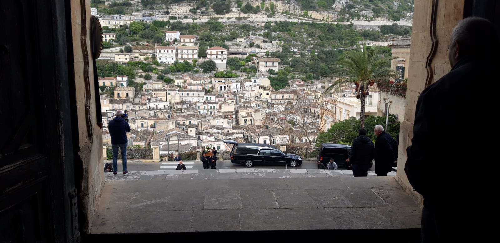 L’ultimo abbraccio di Modica a Giorgio Fratantonio, sorriso gentile della tv iblea