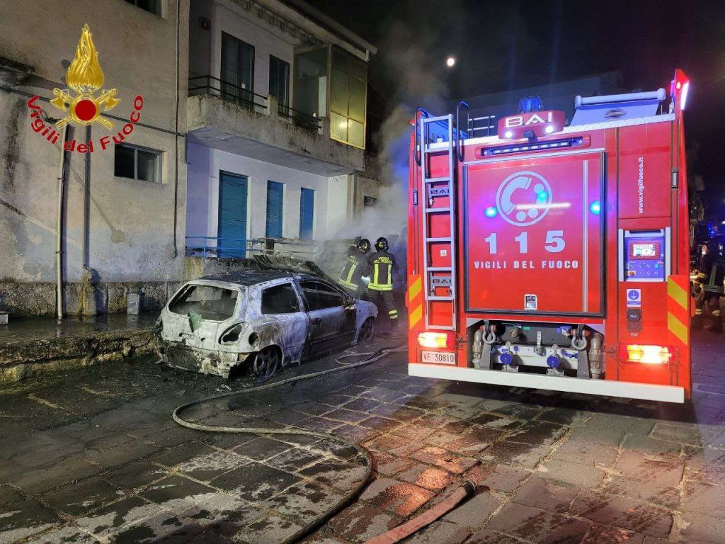 Giarratana: auto a fuoco nella notte, l’intervento dei Vigili del Fuoco evita danni maggiori