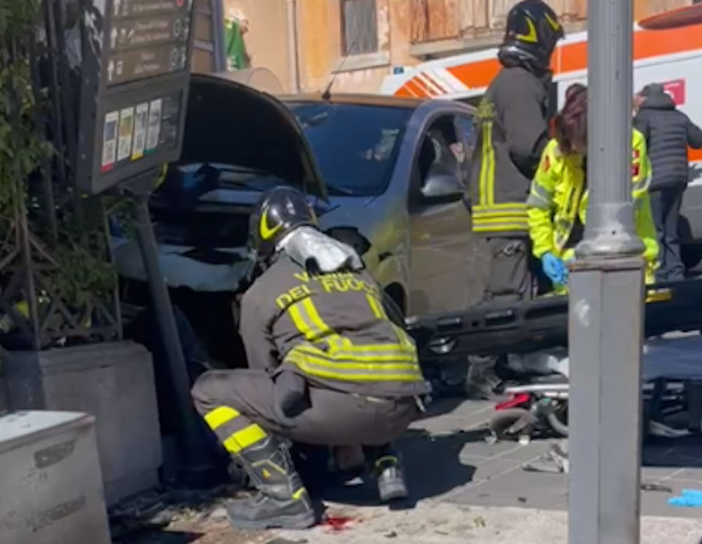 Ragusa: Incidente stradale in corso Italia, auto finisce sul marciapiedi e investe un pedone