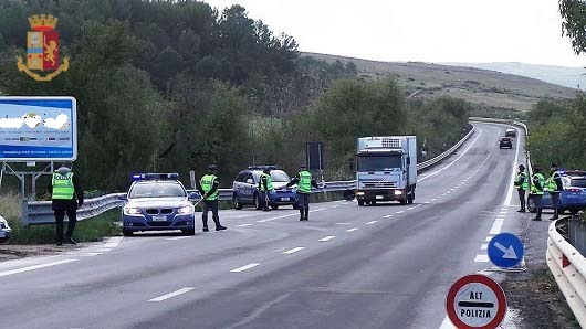 Controlli della Polizia stradale italiana e maltese sulla SS514: ritirate 5 patenti e decurtati 50 punti