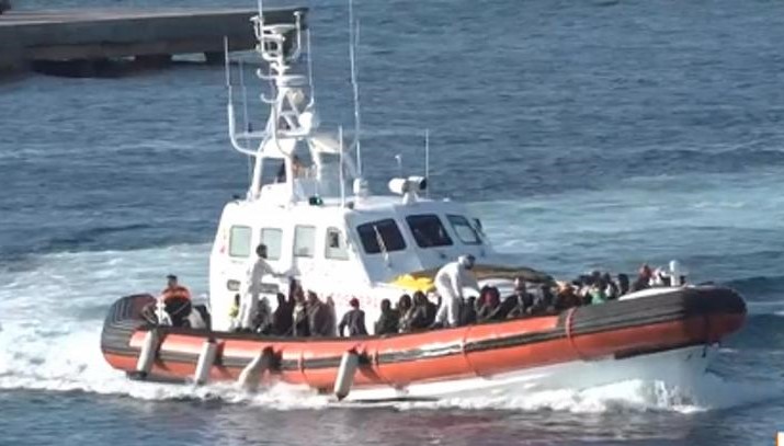 Migranti: ieri sera nuovo sbarco a Pozzallo, arrivano in 90, tra loro 17 bambini