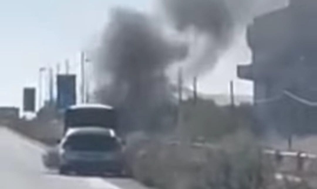 Ragusa: Auto in fiamme in contrada Castiglione, intervengono i Vigili del Fuoco, nessun ferito