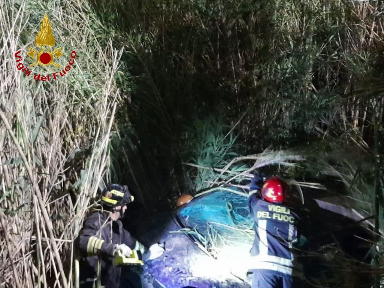Incidente nella notte sulla SP 85 Santa Croce Scoglitti, due feriti, necessario l’intervento dei Vigili del Fuoco