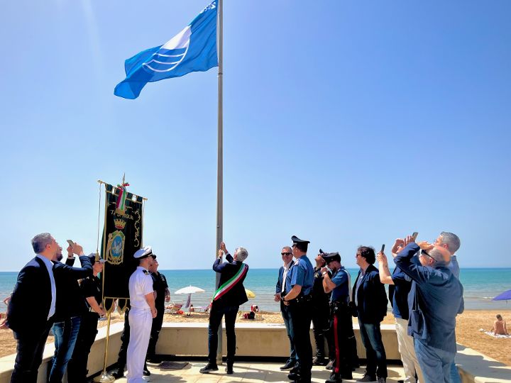 Marina di Ragusa: in piazza Torre sventola la bandiera blu, Cassì: “Possiamo sventolarla con orgoglio”