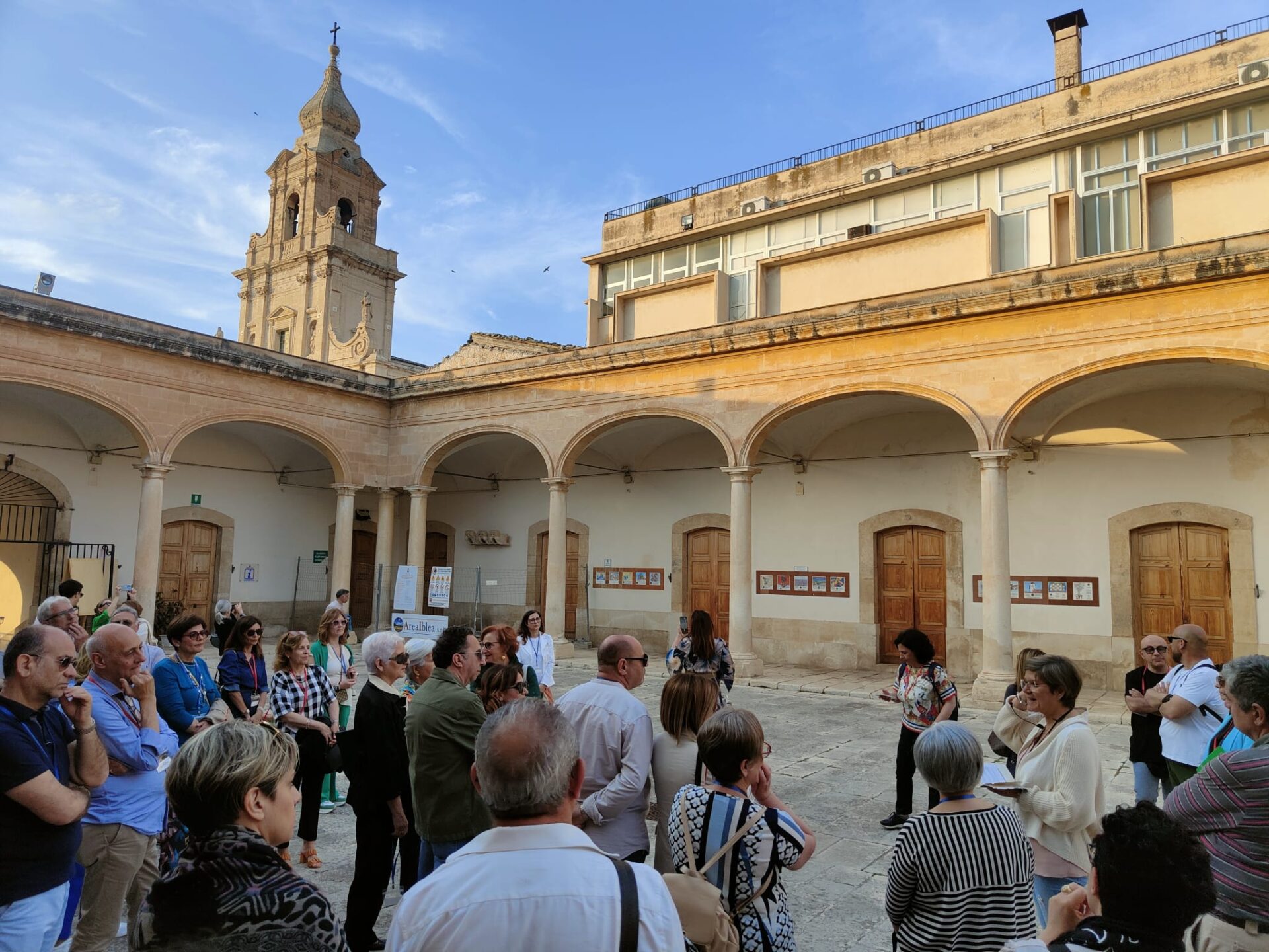 Comiso: successo per la ‘passeggiata letteraria’ dedicata a Gesualdo Bufalino