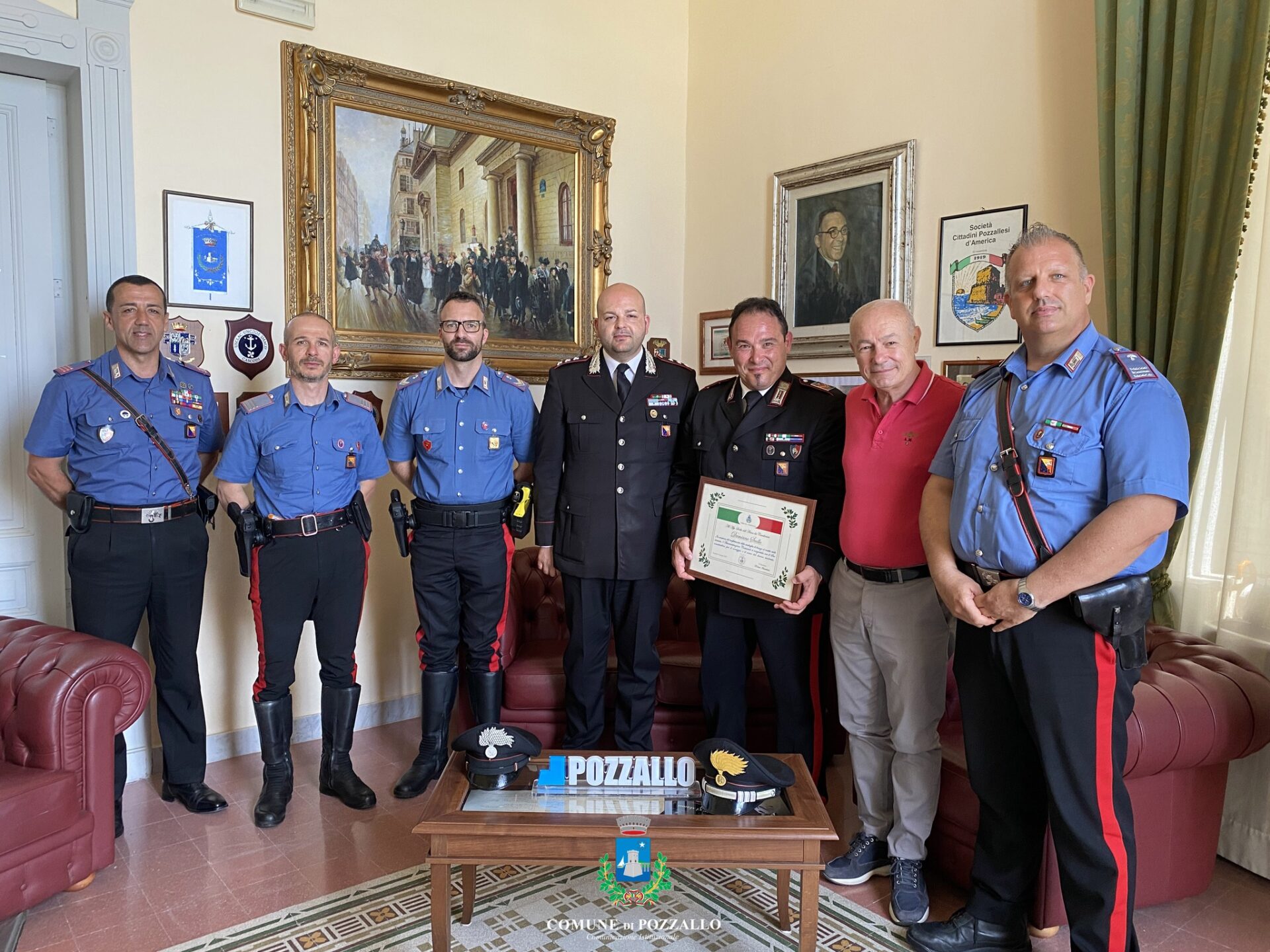 Pozzallo, Carabiniere aveva salvato una donna nel 2013. Pergamena del Comune all’appuntato scelto Damiano Scollo