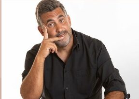 “Mi metto a Nudo”, domani il comico modicano Riccardo Tona porta il buonumore nella sua città
