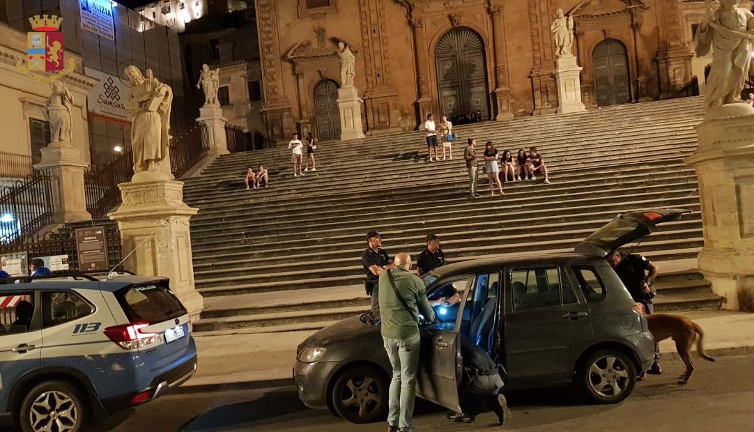 Modica: servizi di controllo del territorio della Polizia, due denunce per droga, 296 persone e 153 veicoli controllati