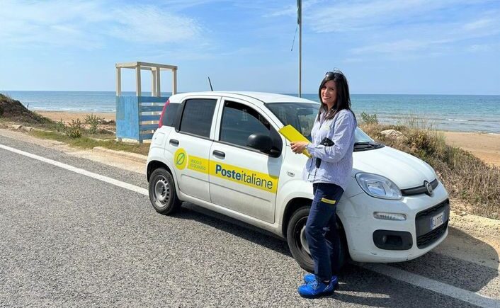 Poste Italiane ha scelto il litorale di Ispica e la postina Rosalba per la sua campagna social