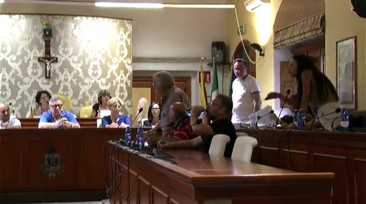 Discussione in consiglio a Vittoria degenera in frase sessista: solidarietà alla consigliera Biondo (video)