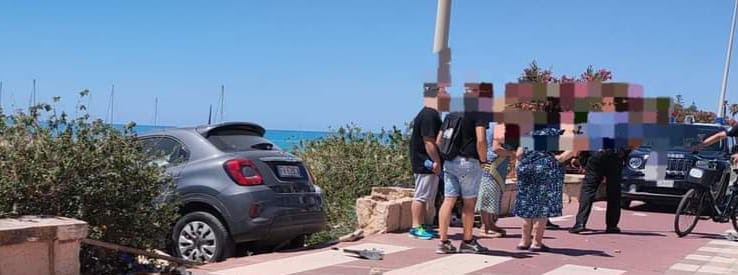 Marina di Ragusa: incidente autonomo nei pressi del porto, auto sfonda il muro della pista ciclabile