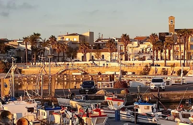 Tragedia nel mare di Scoglitti, uomo si tuffa in mare e annega trascinato dalla corrente, ricerche in corso