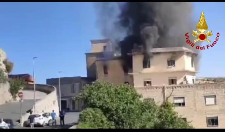 Monterosso: incendio in un ex mulino, intervengono i Vigili del Fuoco, immobile dichiarato inagibile