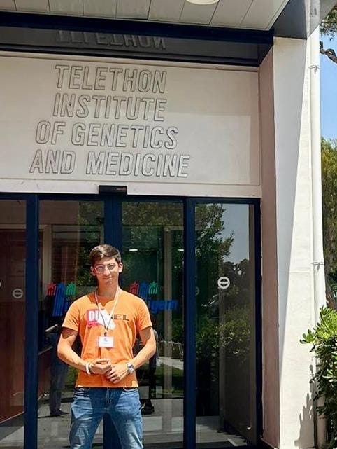 Ragusa: piccoli “geni” crescono, Giuseppe Betta del Liceo “Fermi” a Pozzuoli per lo stage di biologia di Telethon