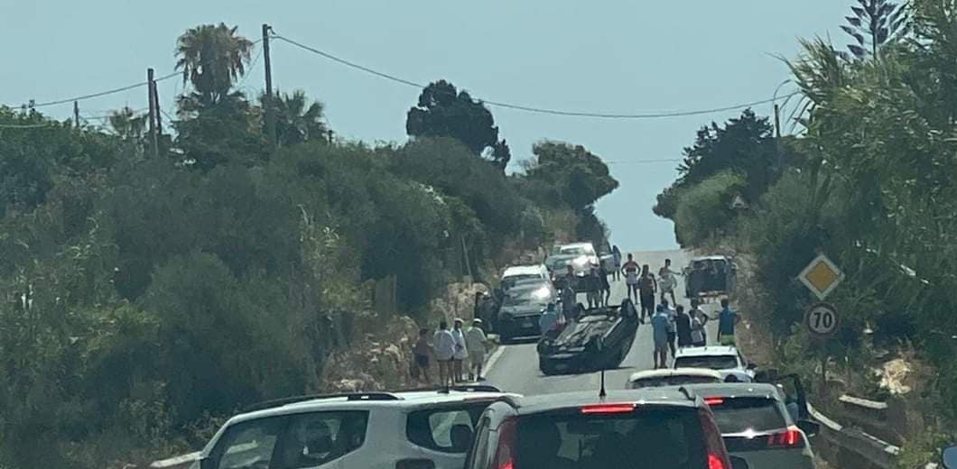 Incidente stradale sulla Donnalucata – Cava d’Aliga, anziana cappotta con la sua auto, fortunatamente illesa