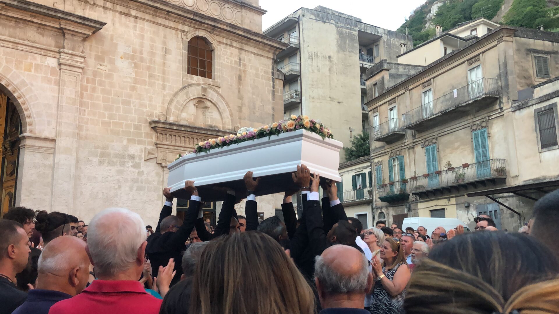Modica: ai funerali di Noemi l’appello del Vescovo: “ascoltiamo i nostri giovani”