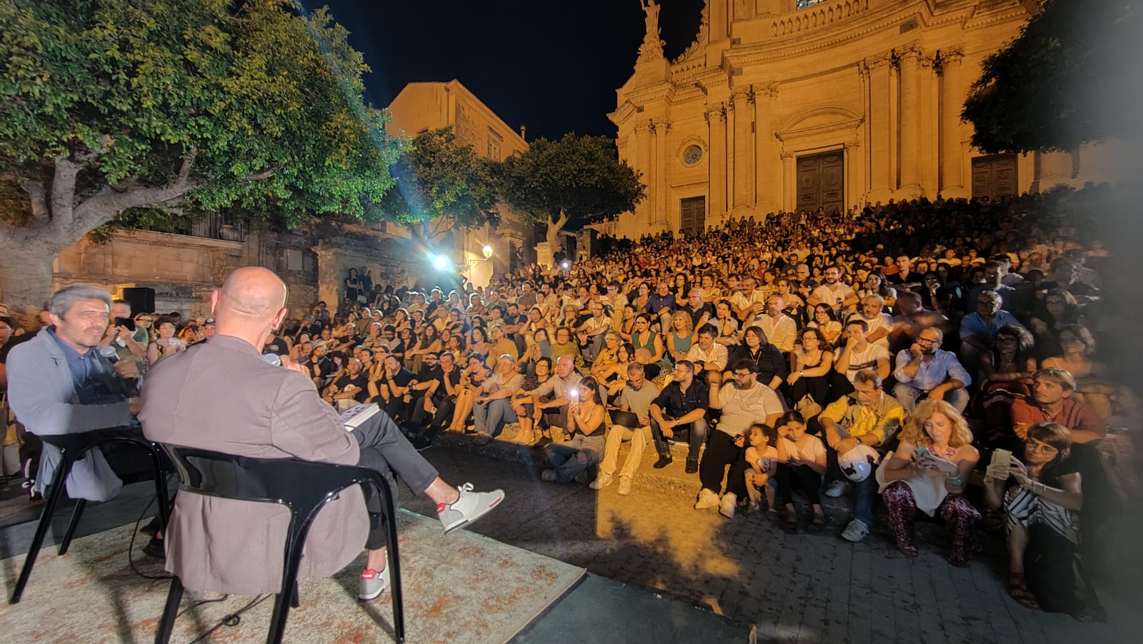 Pif a Modica per ‘Scenari’ nella scalinata di San Giovanni. Ha parlato di amore ma non solo (Video Interviste)