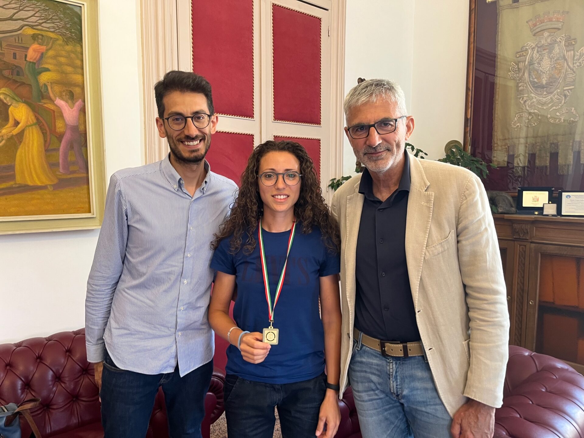 Tiro con l’Arco: la medaglia d’oro della specialità arco olimpico Jessica La Terra ricevuta dal sindaco Cassì