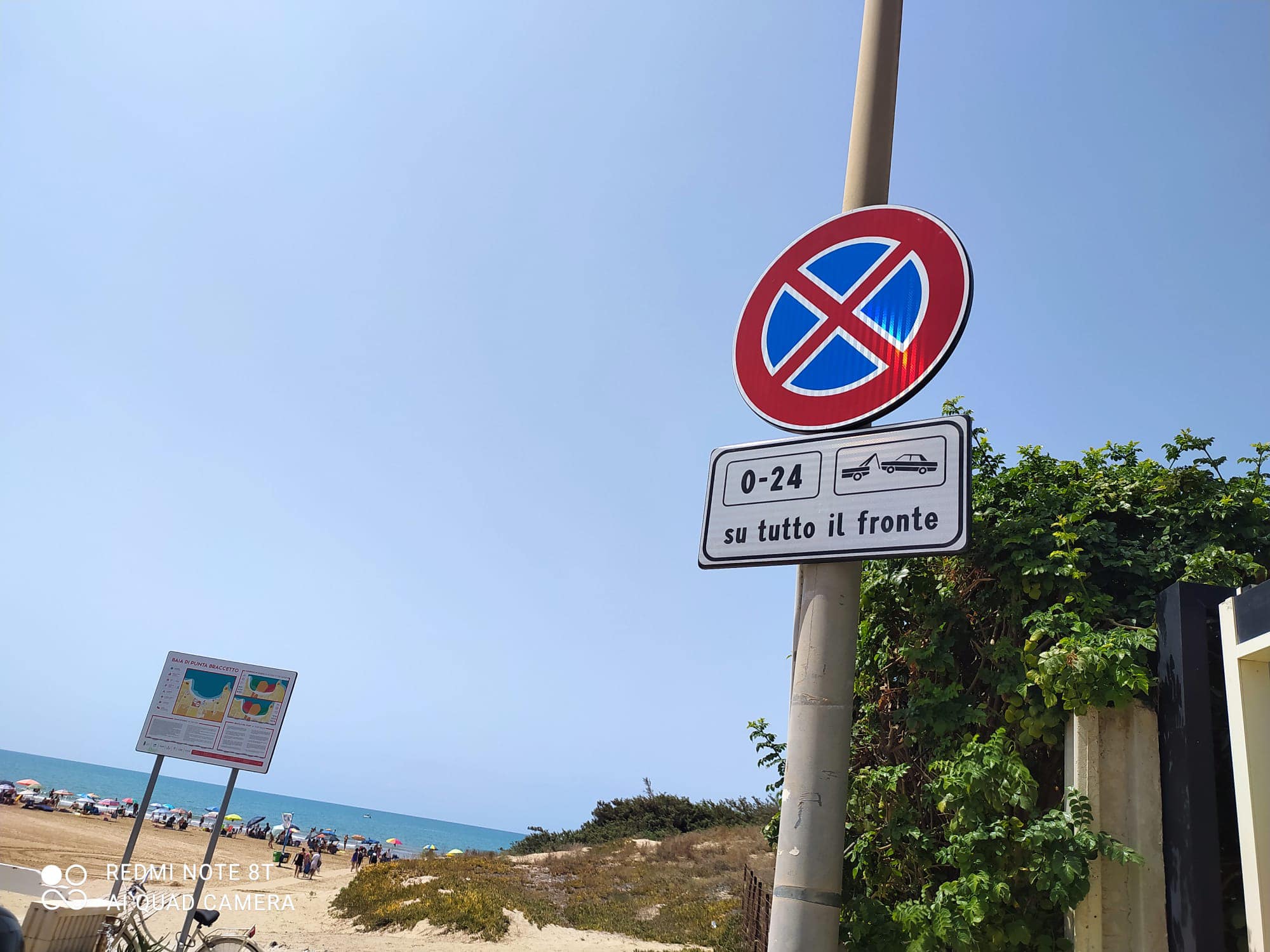A Punta Braccetto, in via Salina, un piccolo passo verso la civiltà grazie ad un cartello in più