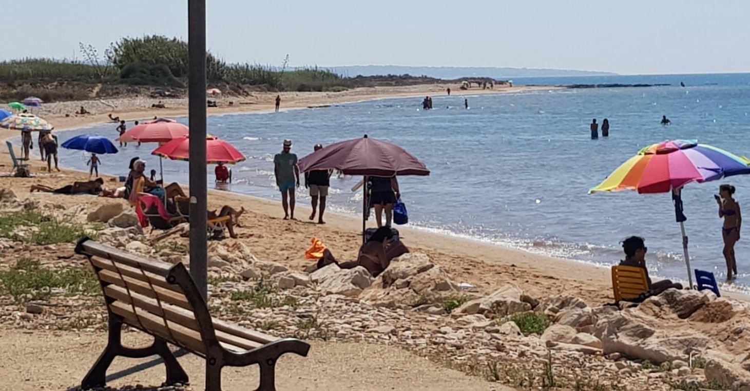 Tragedia nel mare di Marina di Ragusa, giovane extracomunitario annega, due persone salvate