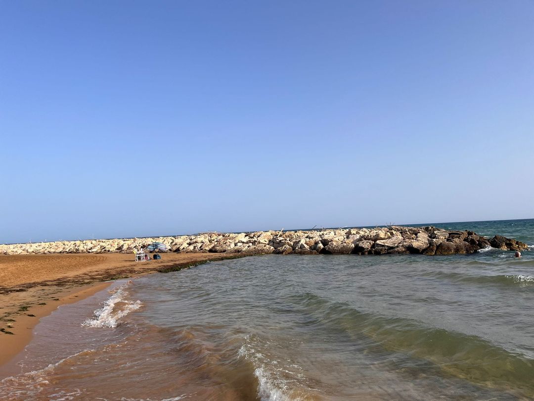 Pozzallo, le barriere frangiflutti una chimera. Da 40 anni nessuno ha mosso un dito: il mare faccia quello che vuole
