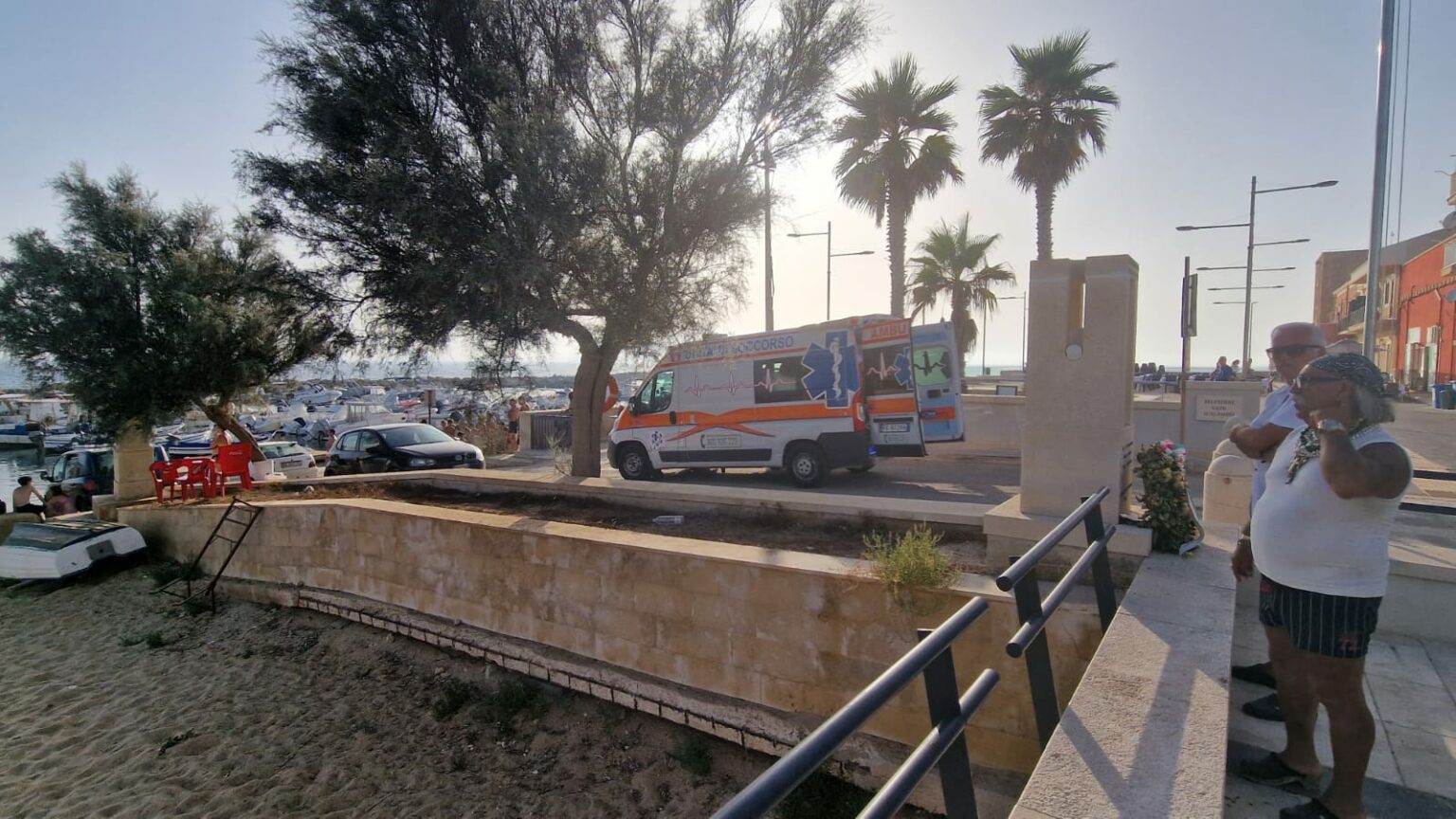 Si tuffa da una barca per fare il bagno al largo, ma è colto da malore e annega, tragedia nel mare di Punta Secca