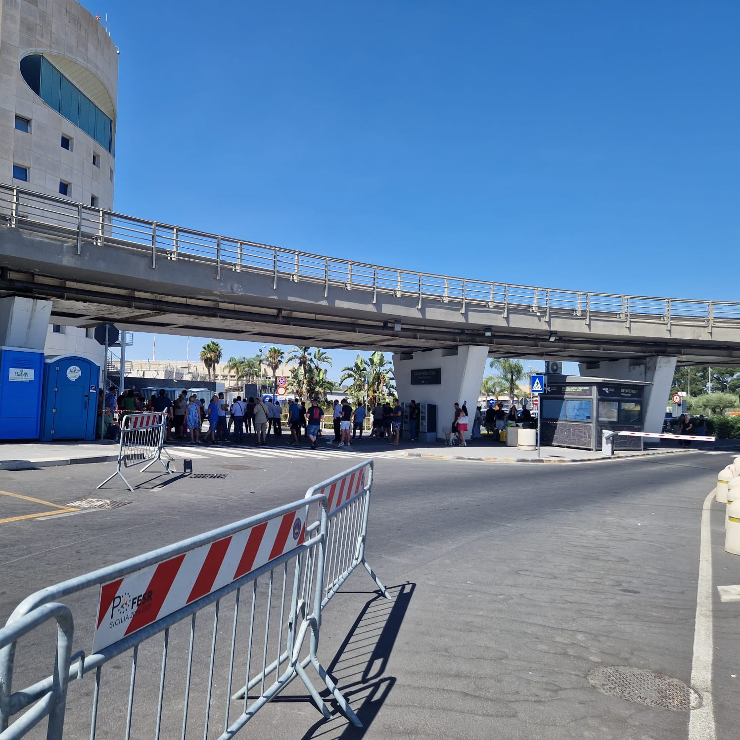 Luglio è finito, ma continua il caos voli: anche oggi, cancellazioni e dirottamenti, è il delirio!