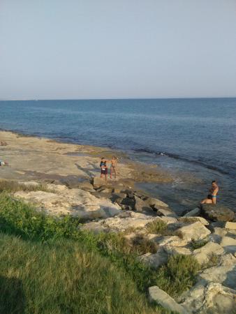 Marina di Ragusa: scivola dagli scogli, sbatte la testa e sviene, salvato da un vigile del fuoco e un’infermiera