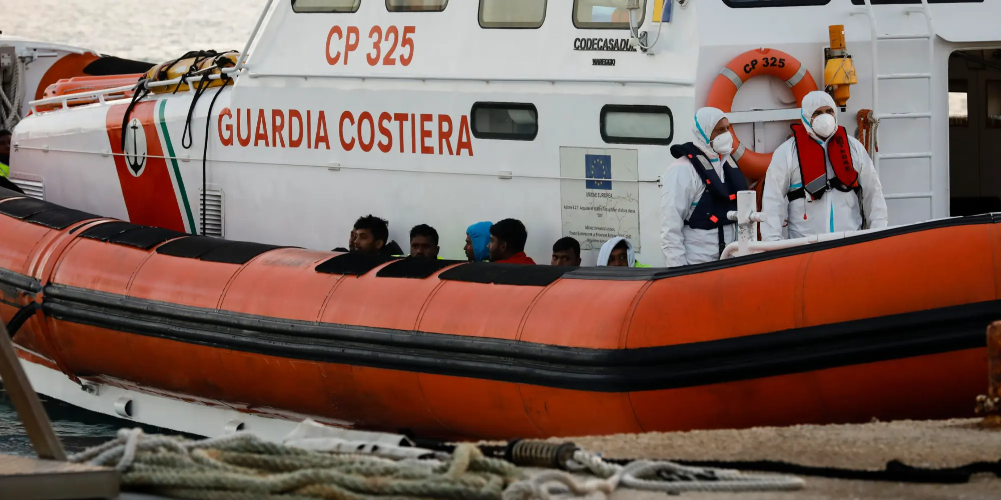 Migranti: sbarco a Pozzallo, in 25 approdano nella città marinara provati dal caldo e ustionati