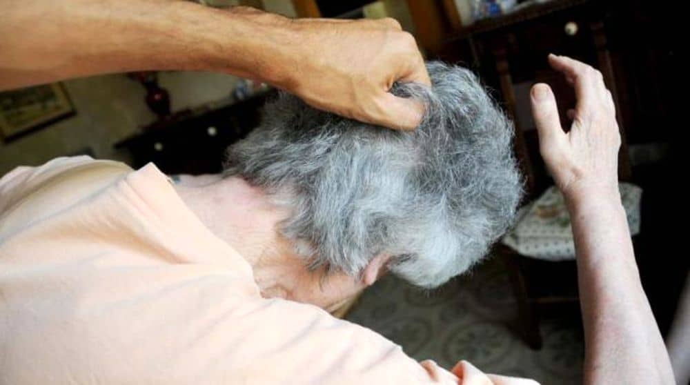 Picchiava gli anziani genitori per estorcergli denaro: 29enne arrestato dalla Polizia a Ragusa