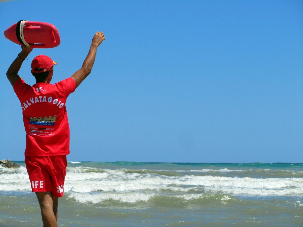 Marina di Ragusa: dodicenne rischia di annegare, salvato da un surfista, da sabato scorso attivo il servizio salvataggio
