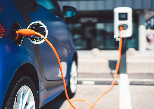 Auto, tornano gli ecoincentivi regionali. 5.000 euro per una nuova auto elettrica e 2.500 per una ibrida