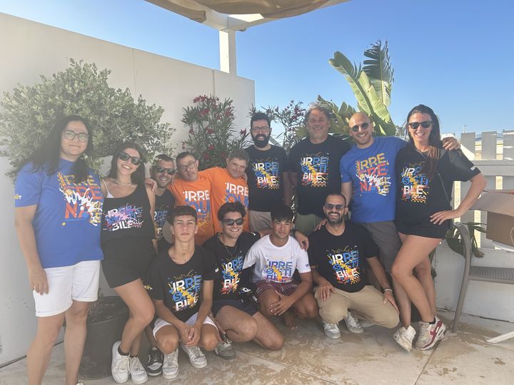 Marina di Modica: le T-shirt solidali del lido ‘Scirocco’. Il ricavato destinato alla costruzione di una barca a vela