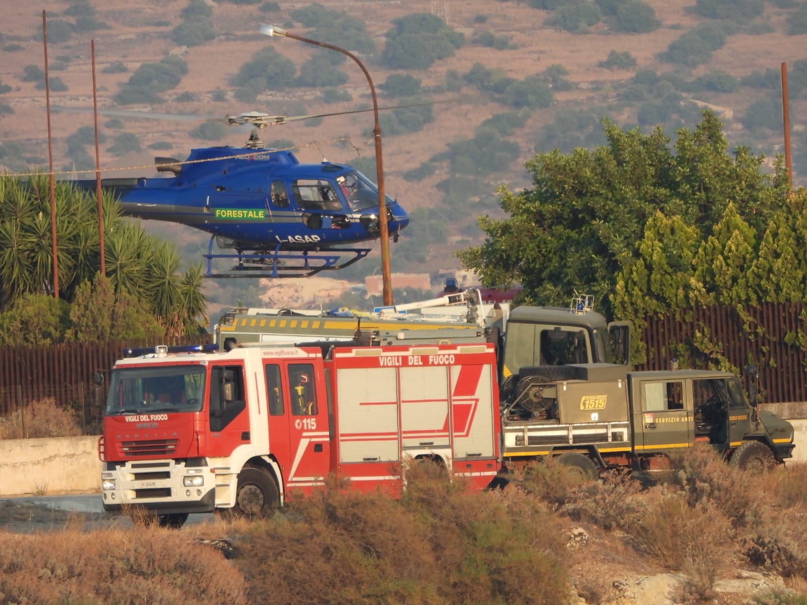 Incendio contrada Scassale, il vento rende difficoltose le operazioni di spegnimento, fiamme alle porte di Ibla