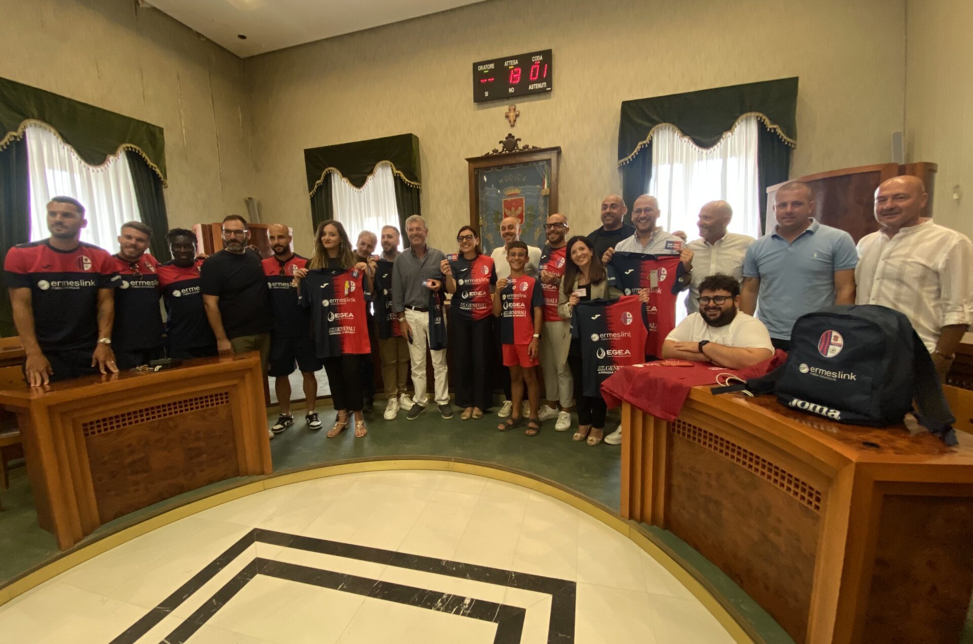 Il Modica Calcio ricevuto a Palazzo San Domenico, sindaco e assessori acquistano l’abbonamento