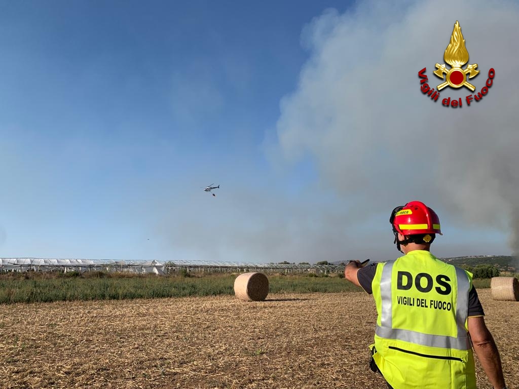 Vasto incendio in contrada Piombo. Vigili del fuoco, volontari  e due elicotteri salvano il Donnafugata Resort