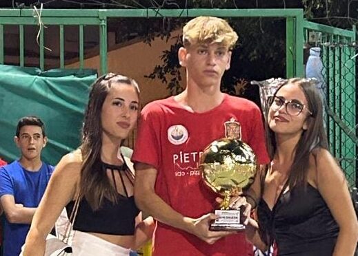 Pozzallo, premio per Matias Giardina (2007) quale miglior calciatore del torneo notturno
