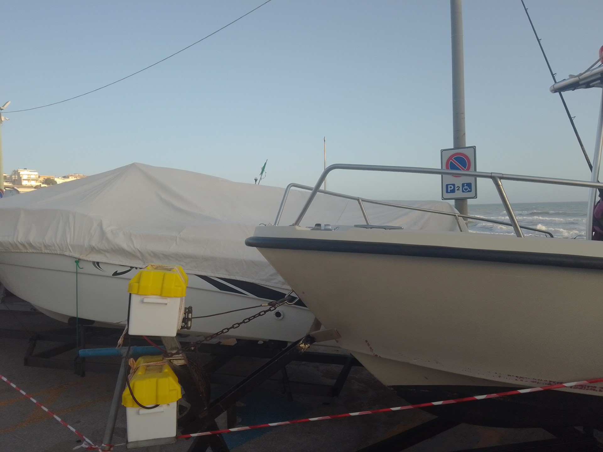 Infrazioni per compiacere il circolo nautico? La denuncia arriva dai villeggianti di Cava d’Aliga