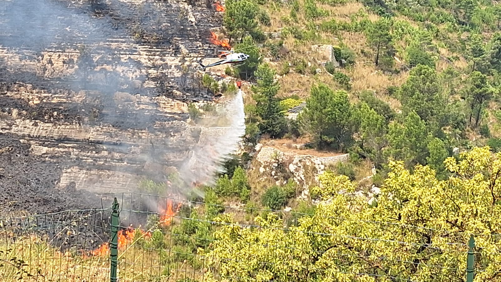 Fiamme sulla Ragusa-Chiaramonte in contrada Scassale. In azione Vigili del Fuoco, forestali e un mezzo aereo